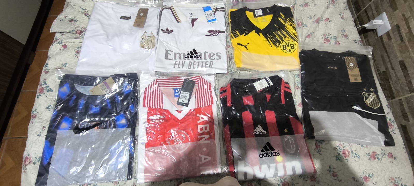 Feedback de cliente com camisas embaladas