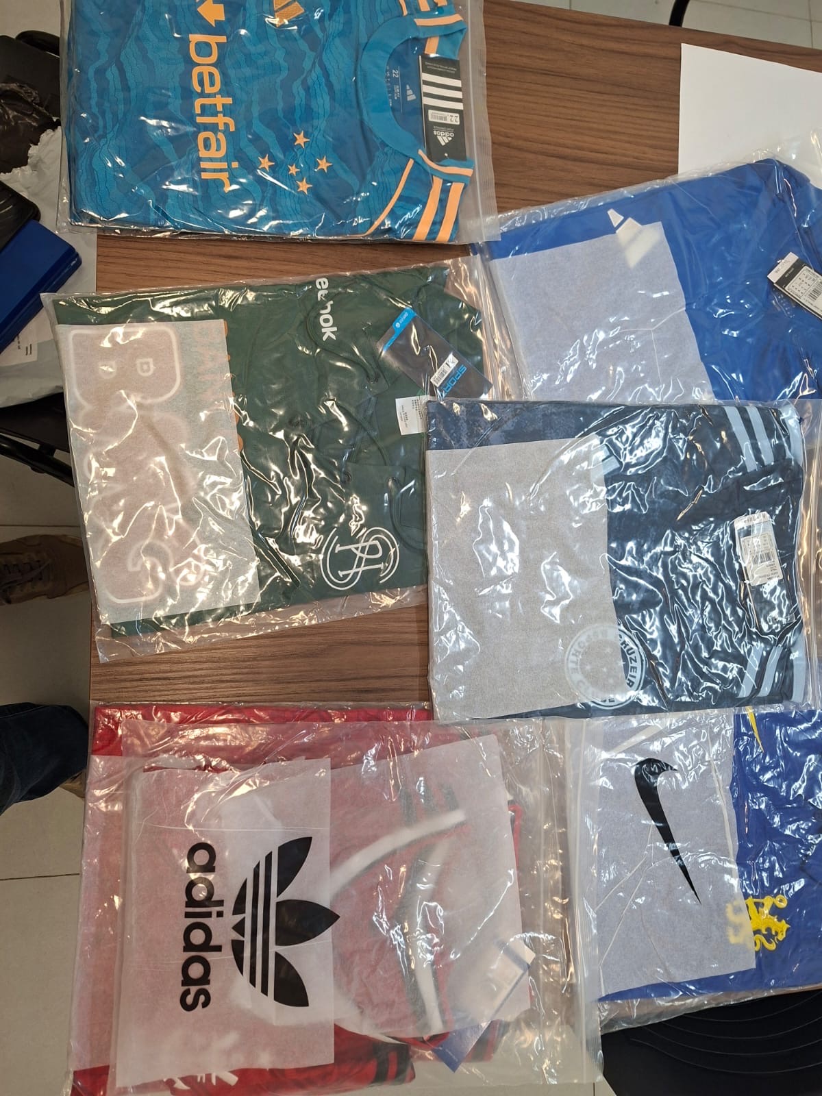 Feedback de cliente com camisas de clubes