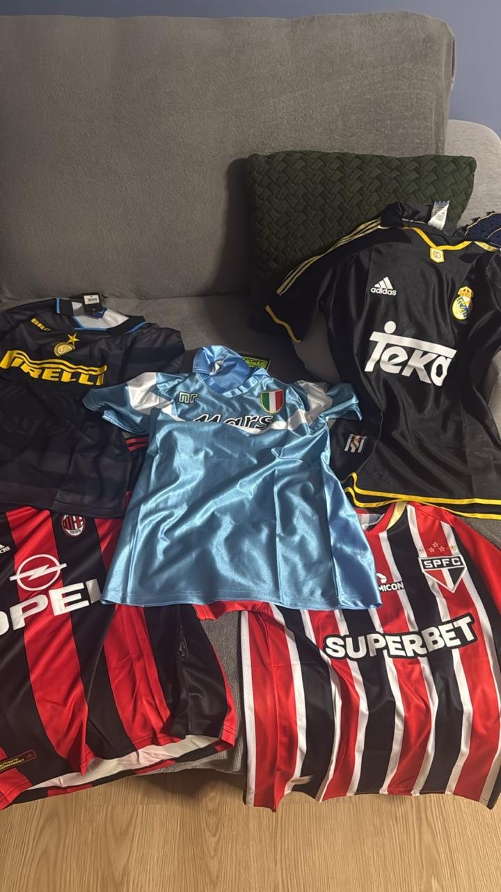 Feedback de cliente com camisas retrô