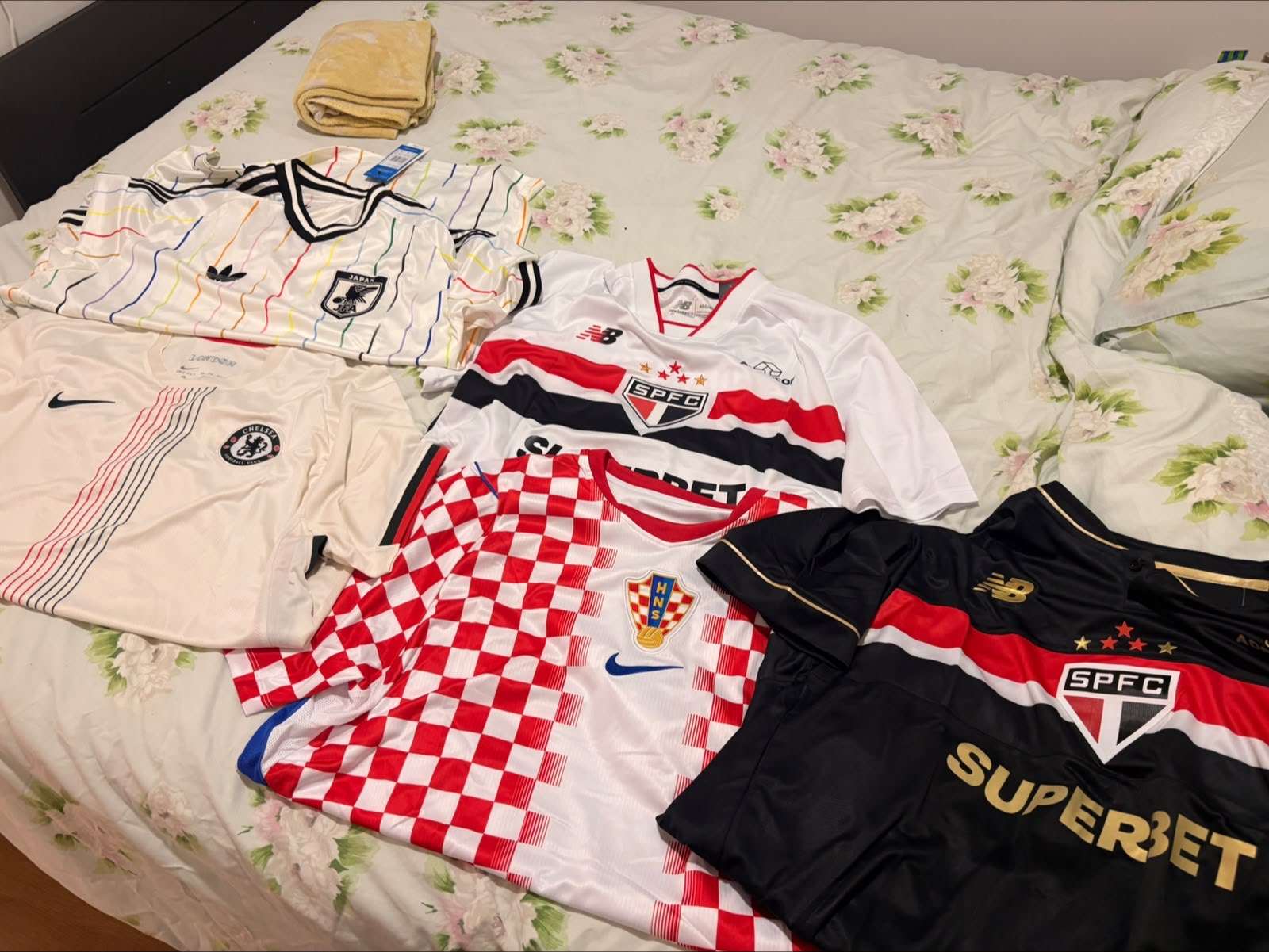 Feedback de cliente com camisas de seleções e clubes